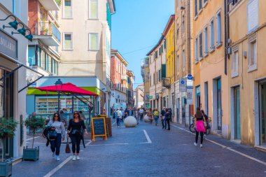 Pesaro, İtalya, 30 Eylül 2021: İtalyan kenti Pesaro 'nun ana caddesi.