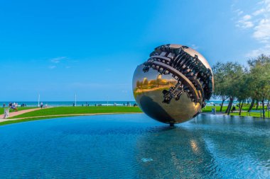 Pesaro, İtalya, 30 Eylül 2021: Pesaro İtalya 'da A. Pomodoro' nun dev küresi