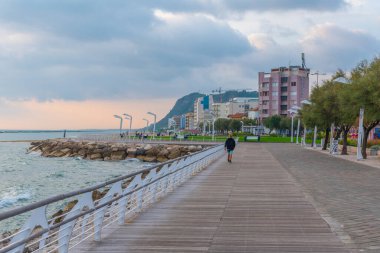 Pesaro, İtalya, 30 Eylül 2021: İtalyan kenti Pesaro 'da deniz kenarında gezinti.