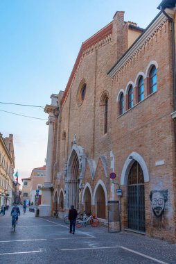 Pesaro, İtalya, 30 Eylül 2021: Pesaro, İtalya 'daki Postane Sarayı' nın Gündoğumu.