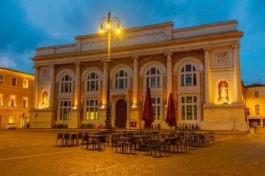 Pesaro, İtalya, 30 Eylül 2021: Pesaro, İtalya 'daki Postane Sarayı' nda Gün Doğumu.