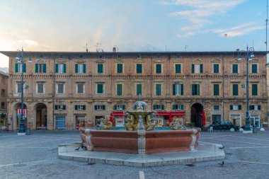 Pesaro, İtalya, 30 Eylül 2021: Pesaro, İtalya 'da Piazza del Popolo' nun gündoğumu manzarası.