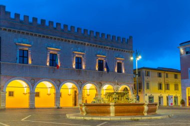 Pesaro, İtalya, 30 Eylül 2021: Pesaro, İtalya 'nın merkezindeki Palazzo Ducale' nin gündoğumu manzarası.