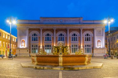 Pesaro, İtalya, 30 Eylül 2021: Pesaro, İtalya 'da Postane sarayı ve Neptün çeşmesiyle birlikte Piazza del Popolo' nun gündoğumu manzarası.
