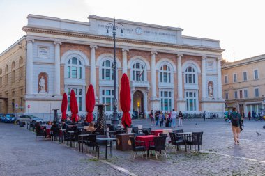Pesaro, İtalya, 29 Eylül 2021: Pesaro, İtalya 'da Postane Sarayı ile Piazza del Popolo' nun gün batımı manzarası.