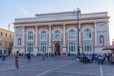 Pesaro, İtalya, 29 Eylül 2021: Pesaro, İtalya 'da Postane Sarayı ile Piazza del Popolo' nun gün batımı manzarası.