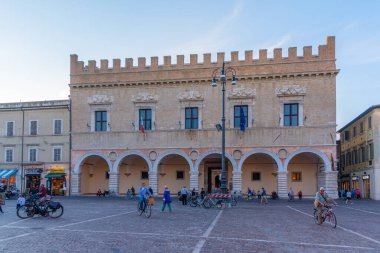 Pesaro, İtalya, 29 Eylül 2021: Pesaro, İtalya 'nın merkezindeki Palazzo Ducale' nin gün batımı manzarası.