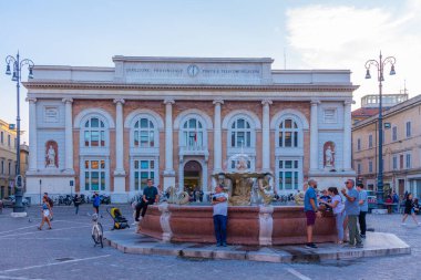Pesaro, İtalya, 29 Eylül 2021: Pesaro, İtalya 'da Postane sarayı ve Neptün çeşmesiyle birlikte Piazza del Popolo' nun günbatımı manzarası.