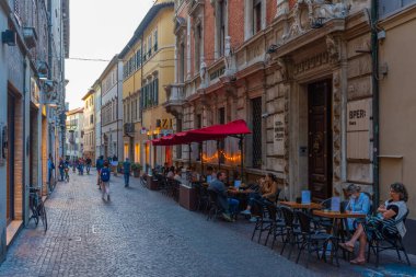 Pesaro, İtalya, 29 Eylül 2021: İtalyan kenti Pesaro 'nun ana caddesi.