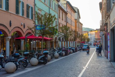 Pesaro, İtalya, 29 Eylül 2021: İtalyan kenti Pesaro 'nun ana caddesi.