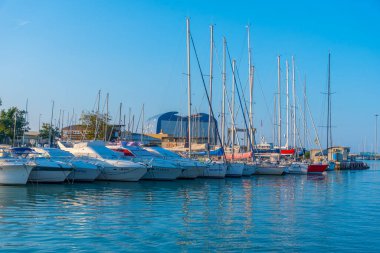 Pesaro, İtalya, 29 Eylül 2021: İtalyan kenti Pesaro 'da marina manzarası.