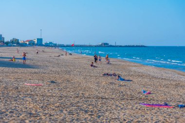 Pesaro, İtalya, 29 Eylül 2021: İnsanlar İtalyan kenti Pesaro 'da güneşli bir günün tadını çıkarıyorlar.