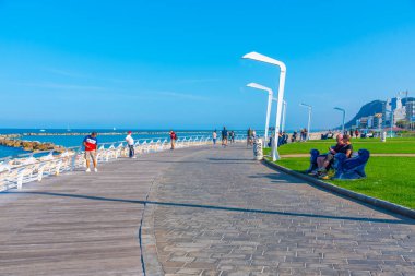 Pesaro, İtalya, 29 Eylül 2021: İtalyan kenti Pesaro 'da deniz kenarında gezinti.