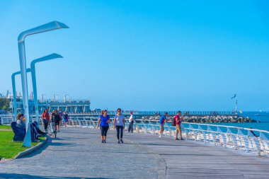 Pesaro, İtalya, 29 Eylül 2021: İtalyan kenti Pesaro 'da deniz kenarında gezinti.