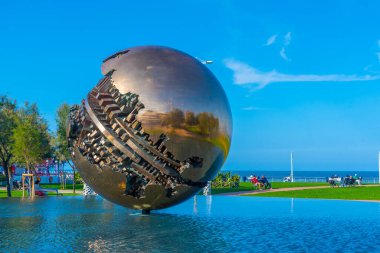 Pesaro, İtalya, 29 Eylül 2021: Pesaro İtalya 'da A. Pomodoro' nun dev küresi