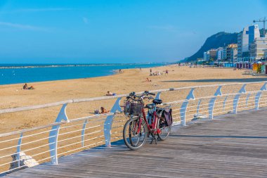 Pesaro, İtalya, 29 Eylül 2021: İtalyan kenti Pesaro 'da deniz kenarında gezinti.