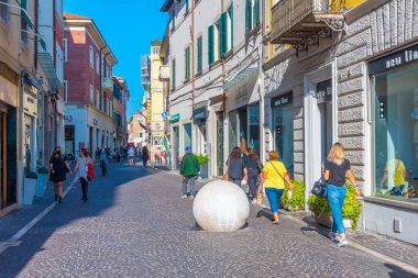 Pesaro, İtalya, 29 Eylül 2021: İtalyan kenti Pesaro 'nun ana caddesi.