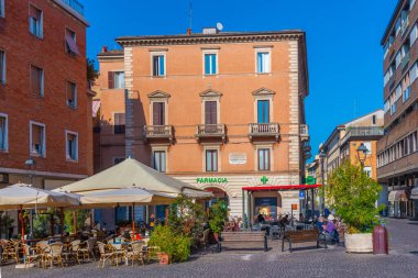Pesaro, İtalya, 29 Eylül 2021: Piazza Lazzarini, İtalyan kenti Pesaro.