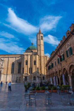 Ascoli Piceno, İtalya, 29 Eylül 2021: İtalyan şehri Ascoli Piceno 'daki Saint Francis Kilisesi.