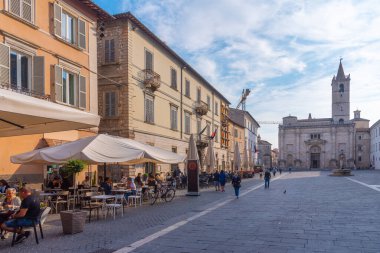 Ascoli Piceno, İtalya, 29 Eylül 2021: Piazza Arringo İtalyan şehri Ascoli Piceno.