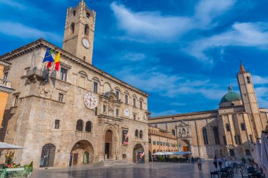 Ascoli Piceno, İtalya, 29 Eylül 2021: Palazzo dei Capitani del Popolo ve İtalyan şehri Ascoli Piceno 'daki Saint Francis Kilisesi.