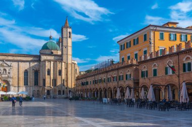 Ascoli Piceno, İtalya, 29 Eylül 2021: İtalyan şehri Ascoli Piceno 'daki Saint Francis Kilisesi.