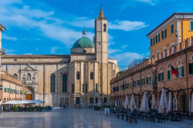Ascoli Piceno, İtalya, 29 Eylül 2021: İtalyan şehri Ascoli Piceno 'daki Saint Francis Kilisesi.