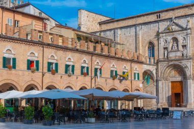 Ascoli Piceno, İtalya, 29 Eylül 2021: Piazza del Popolo İtalyan şehri Ascoli Piceno.