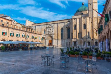 Ascoli Piceno, İtalya, 29 Eylül 2021: Piazza del Popolo İtalyan şehri Ascoli Piceno.