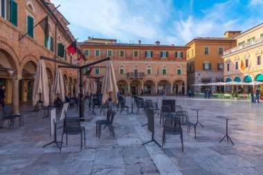Ascoli Piceno, İtalya, 29 Eylül 2021: Piazza del Popolo İtalyan şehri Ascoli Piceno.