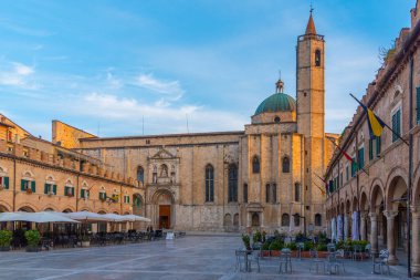 Ascoli Piceno, İtalya, 29 Eylül 2021: İtalyan şehri Ascoli Piceno 'daki Saint Francis Kilisesi.