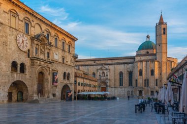 Ascoli Piceno, İtalya, 29 Eylül 2021: Palazzo dei Capitani del Popolo ve İtalyan şehri Ascoli Piceno 'daki Saint Francis Kilisesi.