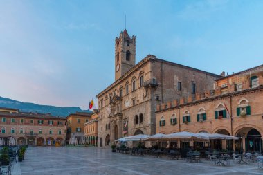 Ascoli Piceno, İtalya, 29 Eylül 2021: İtalyan şehri Ascoli Piceno 'da Palazzo dei Capitani del Popolo' nun gündoğumu.