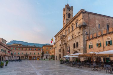 Ascoli Piceno, İtalya, 29 Eylül 2021: İtalyan şehri Ascoli Piceno 'da Palazzo dei Capitani del Popolo' nun gündoğumu.