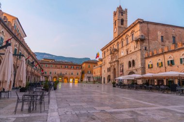 Ascoli Piceno, İtalya, 29 Eylül 2021: İtalyan şehri Ascoli Piceno 'da Palazzo dei Capitani del Popolo' nun gündoğumu.