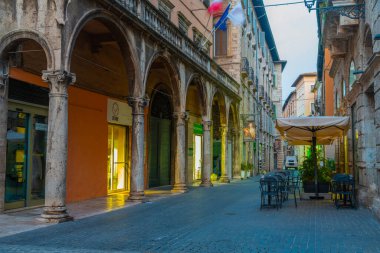 Ascoli Piceno, İtalya, 29 Eylül 2021: İtalya 'nın eski Ascoli Piceno kasabasındaki Dar Sokak.