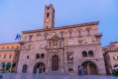 Ascoli Piceno, İtalya, 29 Eylül 2021: İtalyan şehri Ascoli Piceno 'da Palazzo dei Capitani del Popolo' nun gündoğumu.