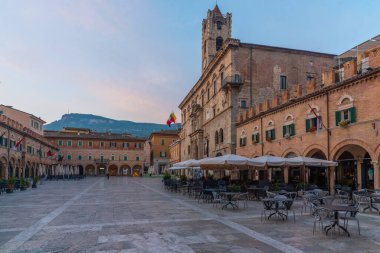 Ascoli Piceno, İtalya, 29 Eylül 2021: İtalyan şehri Ascoli Piceno 'da Palazzo dei Capitani del Popolo' nun gündoğumu.