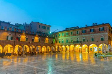 Ascoli Piceno, İtalya, 29 Eylül 2021: Piazza del Popolo İtalyan şehri Ascoli Piceno.