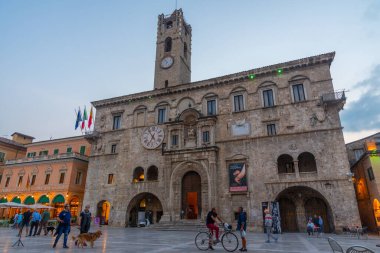 Ascoli Piceno, İtalya, 28 Eylül 2021: Palazzo dei Capitani del Popolo İtalyan şehri Ascoli Piceno.