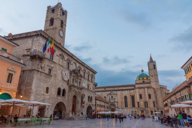 Ascoli Piceno, İtalya, 28 Eylül 2021 Palazzo dei Capitani del Popolo ve İtalyan şehri Ascoli Piceno 'daki Saint Francis Kilisesi.