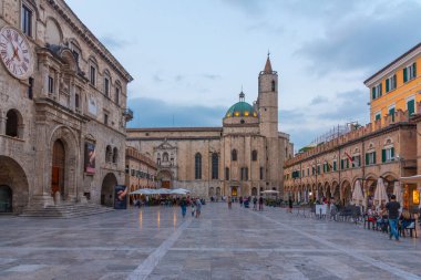 Ascoli Piceno, İtalya, 28 Eylül 2021 Palazzo dei Capitani del Popolo ve İtalyan şehri Ascoli Piceno 'daki Saint Francis Kilisesi.