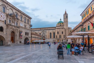 Ascoli Piceno, İtalya, 28 Eylül 2021 Palazzo dei Capitani del Popolo ve İtalyan şehri Ascoli Piceno 'daki Saint Francis Kilisesi.