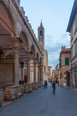 Ascoli Piceno, İtalya, 28 Eylül 2021: Ascoli Piceno 'daki Saint Francis Kilisesi' nin Büyük Manastırı.