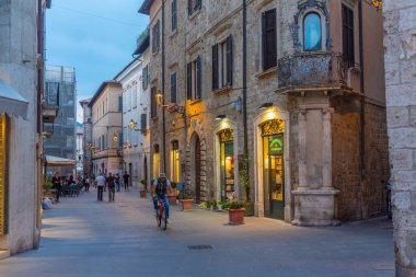 Ascoli Piceno, İtalya, 28 Eylül 2021: İtalya 'nın eski Ascoli Piceno kasabasındaki Dar Sokak.