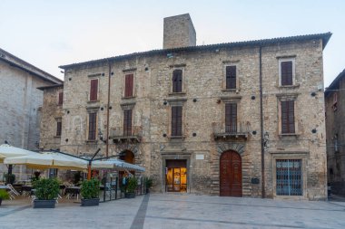 Ascoli Piceno, İtalya, 28 Eylül 2021: Piazza Ventidio Basso İtalyan şehri Ascoli Piceno.