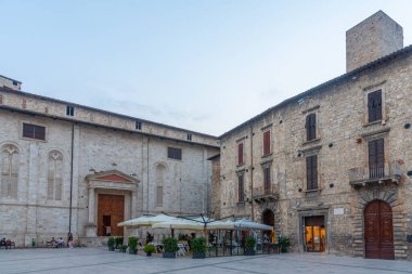 Ascoli Piceno, İtalya, 28 Eylül 2021: Piazza Ventidio Basso İtalyan şehri Ascoli Piceno.