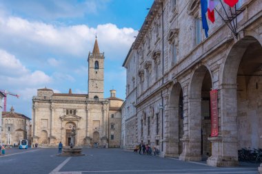 Ascoli Piceno, İtalya, 28 Eylül 2021: İtalyan şehri Ascoli Piceno 'daki Katedral.