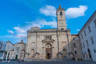 Ascoli Piceno, İtalya, 28 Eylül 2021: İtalyan şehri Ascoli Piceno 'daki Katedral.