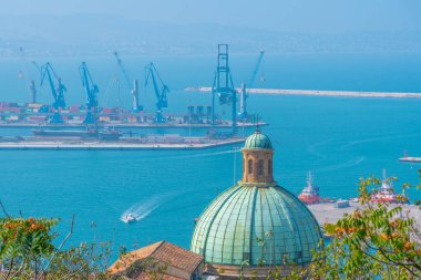 Ancona, İtalya, 28 Eylül 2021: Ancona Limanı SS kilisesinin arkasında görüldü. Pellegrino ve Teresa Ancona, İtalya 'da.